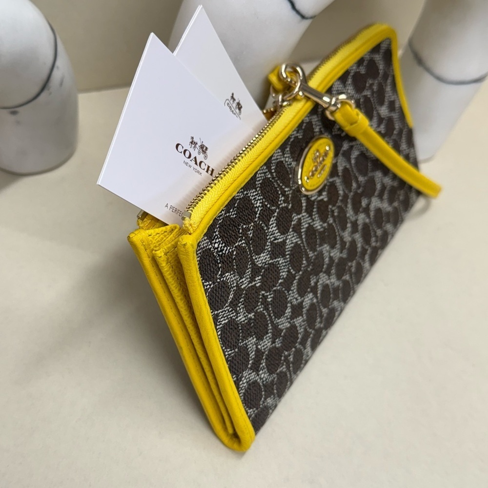 (new+tag) Coach signature monogram zippy wristlet wallet - fits iPhone Pro Max - Picture 4 of 10